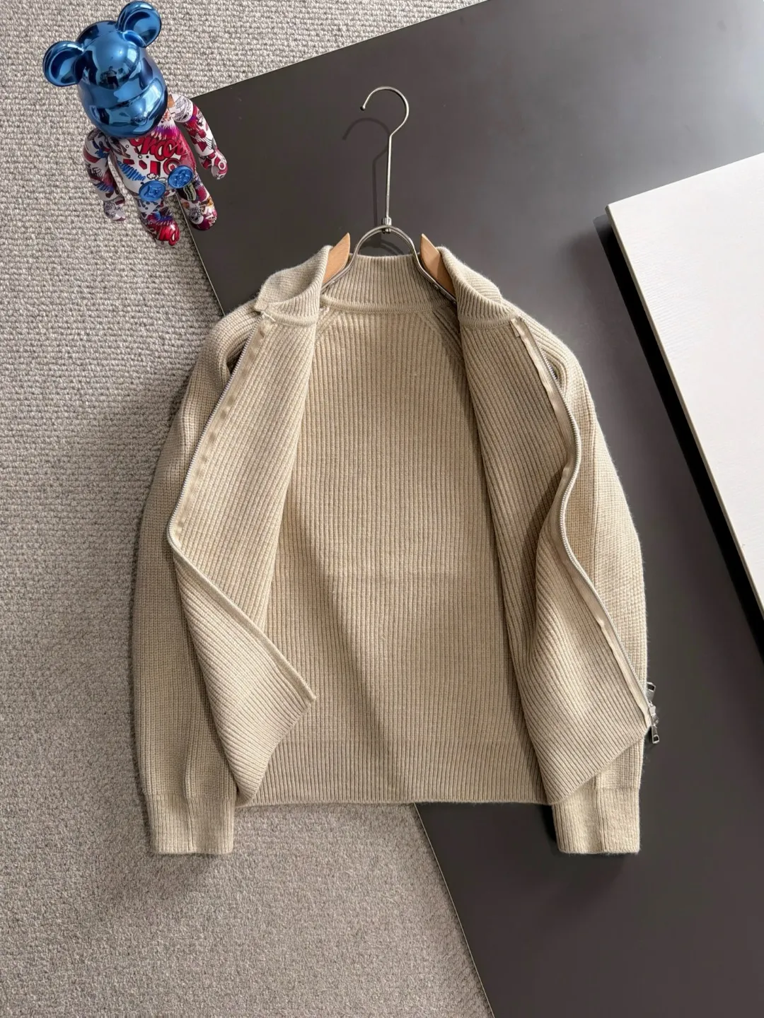 Next day shipment P225 Balenciaga 2026 Autumn and Winter latest sweater from official website, now on sale at counters simultaneously Hot Sale! Specially made of wool blended fabric. It feels comfortable and can be directly in contact with the skin. The logo badge is exquisitely embroidered, which is extremely eye-catching! The details highlight the fashionable charm of big brands. Exquisite workmanship. Three-dimensional cutting style. The wearing effect is invincible and handsome! All three standards are complete! Sizes:M-3XL